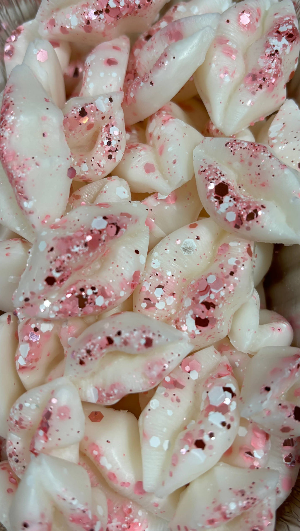 Love Spell Wax Melts. Hearts & Lips. 5 Oz. Strongly Scented