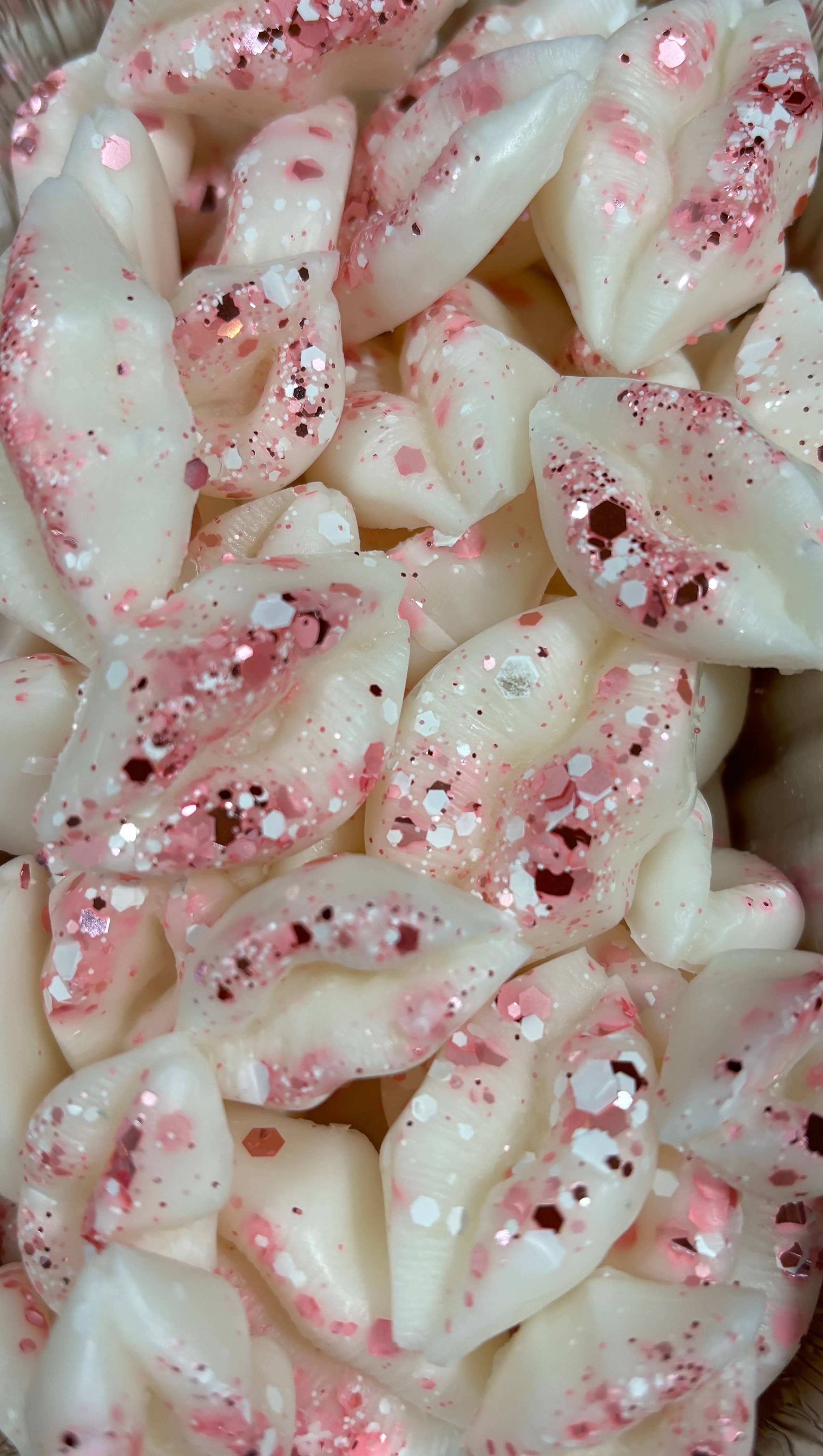 Love Spell Wax Melts. Hearts & Lips. 5 Oz. Strongly Scented